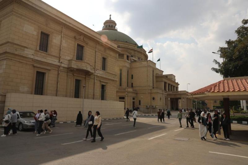 بالصور ..انتظام الدراسة بكليات جامعة القاهرة من اليوم الأول للفصل الدراسي الثاني