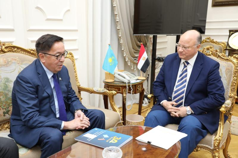 محافظ القاهرة مع  سفير كازاخستان