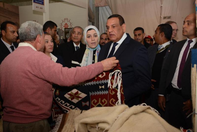 وزير التنمية المحلية يُشارك في افتتاح معرض ”ديارنا” ويتفقد جناح ”أيادي مصر”