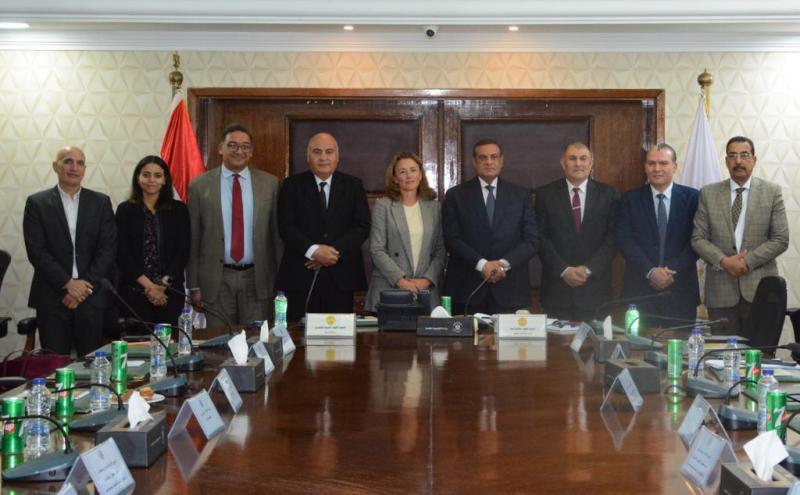 وزير التنمية المحلية يبحث مع وفد البنك الدولى ملف التنمية الاقتصادية لبرنامج التنمية المحلية بصعيد مصر
