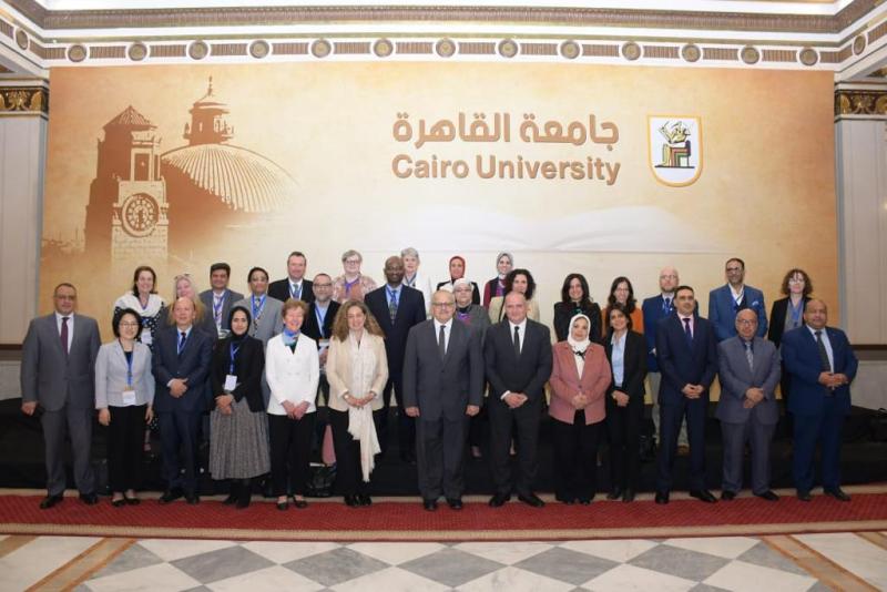 رئيس جامعة القاهرة يلتقى وفدا من رؤساء جامعات أمريكية لبحث التعاون الأكاديمى والبحثي