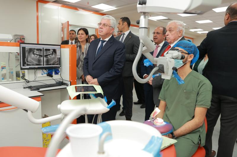 وزير التعليم العالى يفتتح المبنى الجديد لعيادات طب الأسنان بالجامعة البريطانية