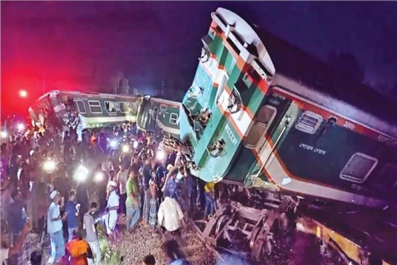 عشرات القتلى والجرحى في حادث تصادم قطارين ببنجلادش