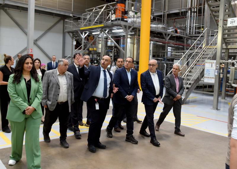 بالصور ..رئيس الوزراء يزور مصنع لوريال مصر بالمنطقة الصناعية بالعاشر من رمضان