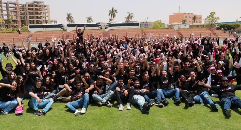 بالصور .. طلاب السنوات النهائية بالجامعة الألمانية بالقاهرة يستعدون لتنظيم حفل تخرجهم