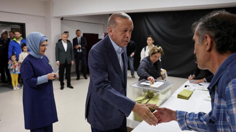 الرئيس التركي وزوجته يُدليان بصوتهما في الانتخابات التركية