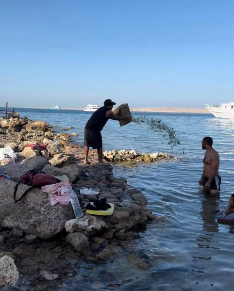 ضبط شخص قام بإلقاء مخلفات ”كسر زجاج” بمياه أحد الشواطئ بمدينة الغردقة بالبحر الأحمر