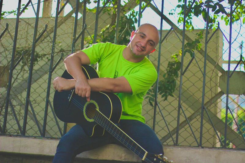 أحمد حسن يكشف تفاصيل أجدد أغانية” يا هلا بالناس الحلوة”