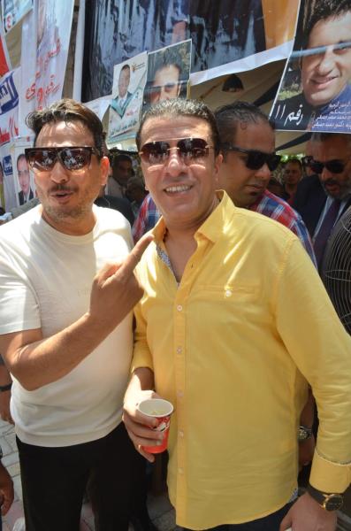 مصطفى كامل يرقص مع أحمد العيسوي بعد فوزه في انتخابات الموسيقيين