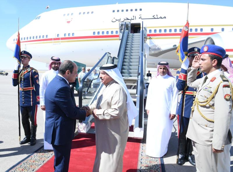 بالصور.. الرئيس السيسي يودع ملك البحرين لدى مغادرته مدينة العلمين