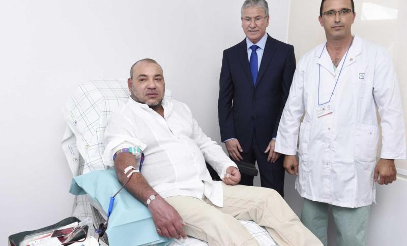 ملك المغرب يتفقد مصابي الزلزال ويتبرع بالدم