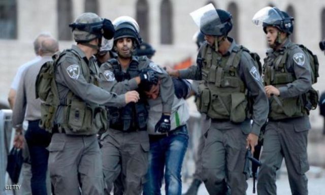 الشرطة الإسرائيلية تمنع المصلين الفلسطينيين من دخول الأقصى