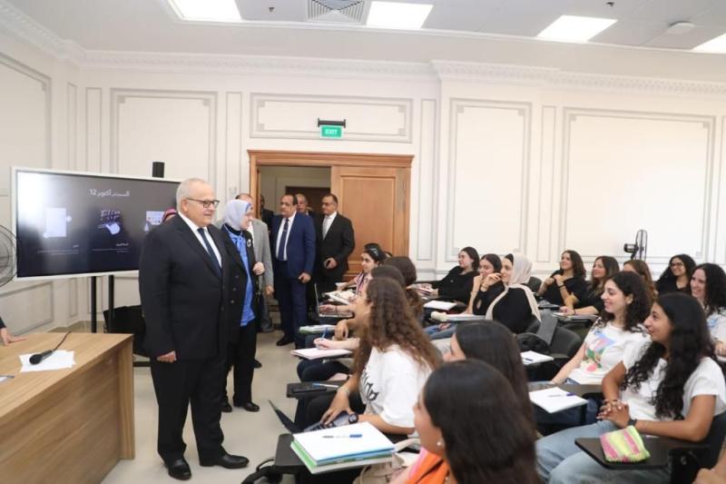 صور وفيديو.. طلاب جامعة القاهرة الدولية في أول أيام الدراسة