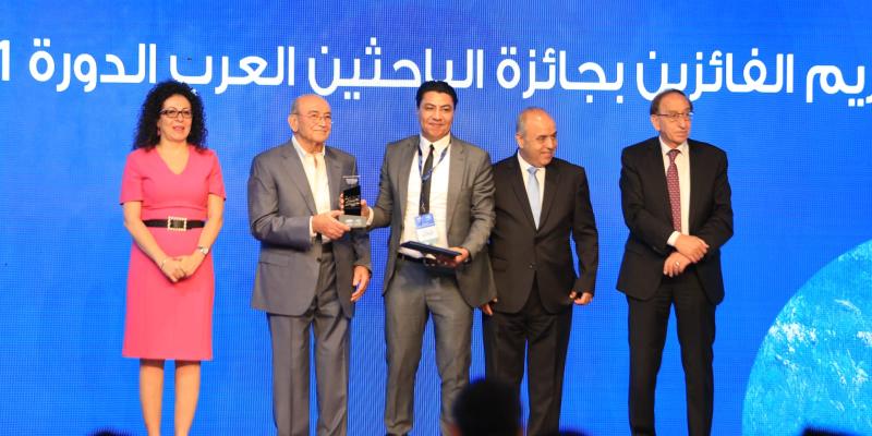 فوز الدكتور عطا جبريل أستاذ اللغويات التطبيقية بالجامعة الأمريكية بالقاهرة بجائزة عبد الحميد شومان للباحثين العرب