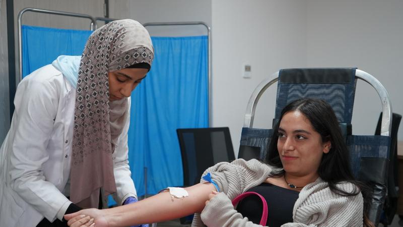 جامعة الجلالة الأهلية تنظم حملة للتبرع بالدم تضامناً مع القضية الفلسطينية..(صور)
