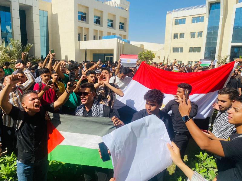 طلاب جامعة 6 أكتوبر التكنولوجية ينظمون وقفة احتجاجية تضامناً مع القضية الفلسطينية
