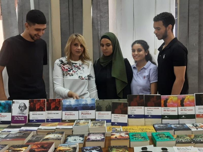 بالصور .. آداب عين شمس تقيم معرضا للكتب بالتعاون مع مكتبة الأنجلو المصرية
