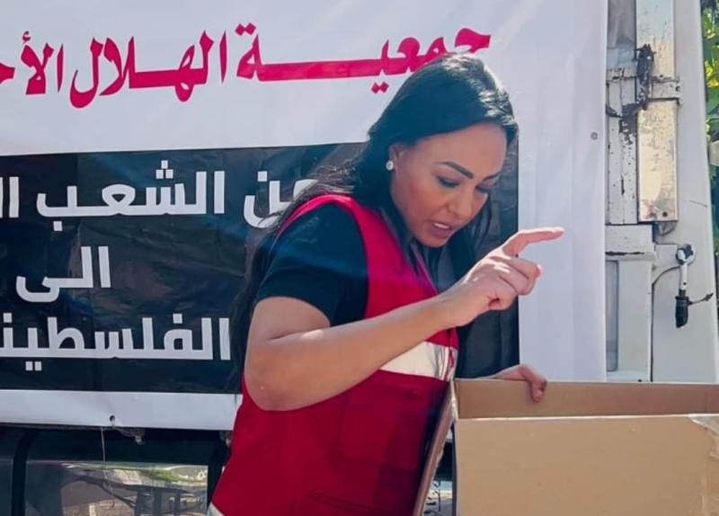 مي حسن  تتطوع في الهلال الأحمر دعمًا لأهالي غزة