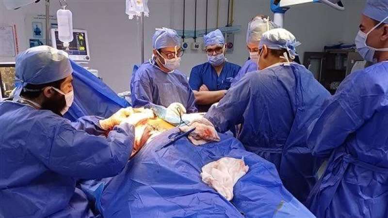 أطباء جامعة القاهرة يجرون 21 جراحة لإصابات جسيمة لأبناء غزة بمستشفيات العريش وبئر العبد