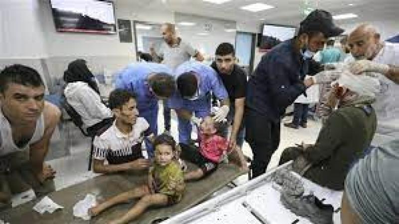 بعد طلب الاحتلال بإخلائها.. 5 آلاف نازح خرجوا من مستشفي الشفاء بغزة