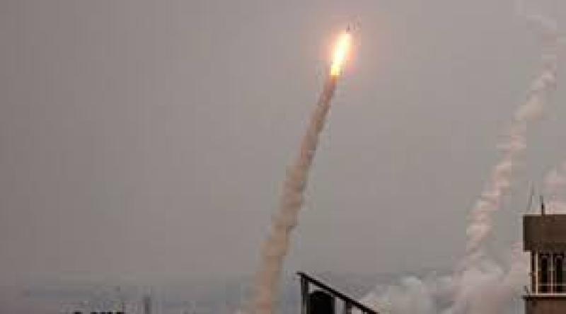 كتائب القسام تستهدف قاعدة رعيم الإسرائيلية برشقة صاروخية