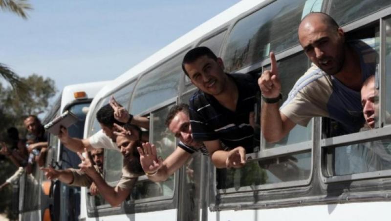 سجون الاحتلال تتسلم قائمة بـ39 فلسطينيا يطلق سراحهم اليوم