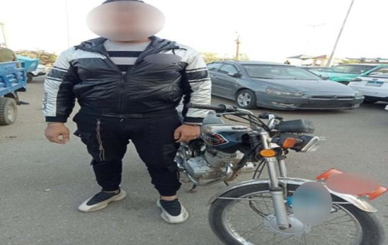 ضبط شخص بالقاهرة حال قيادته دراجة نارية برعونة ممسكاً بيده سلاح أبيض