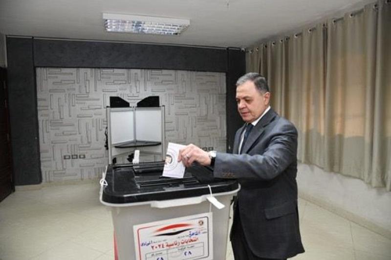  وزير الداخلية يدلى بصوته فى الإنتخابات الرئاسية