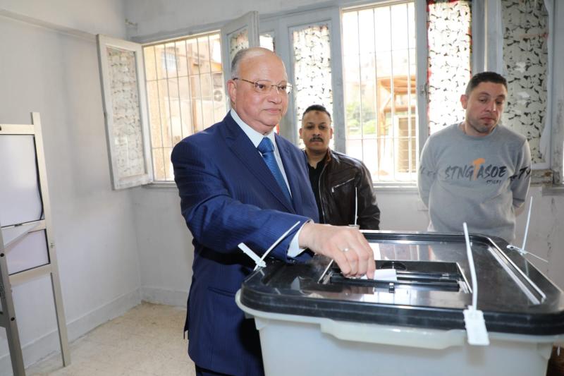 بالصور .. محافظ القاهرة بصوته فى الانتخابات الرئاسية