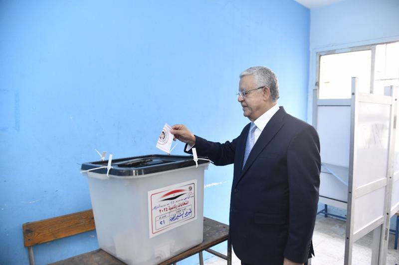 بالصور..رئيس مجلس النواب يدلي بصوته في الانتخابات الرئاسية