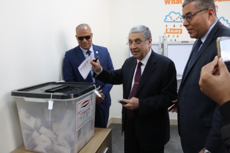 وزير الكهرباء يدلي بصوته في الانتخابات الرئاسية بالعاصمة الإدارية
