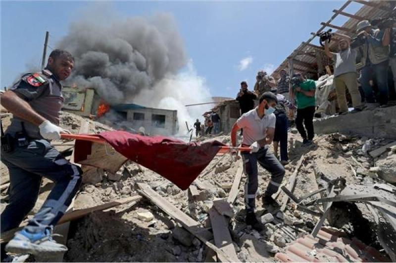 طيران الاحتلال يشن غارات عنيفة في محيط مستشفى الأمل بغزة
