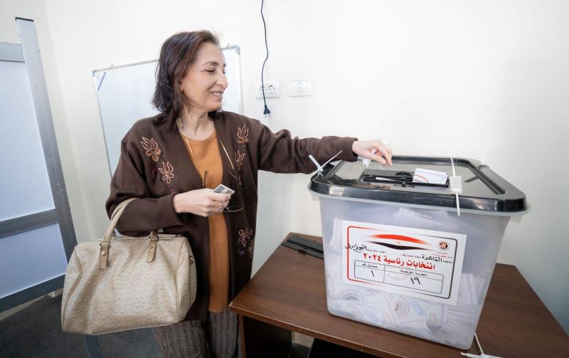 بالصور.. موظفو جامعة مصر للمعلوماتية وطلابها يدلون بأصواتهم في الانتخابات الرئاسية