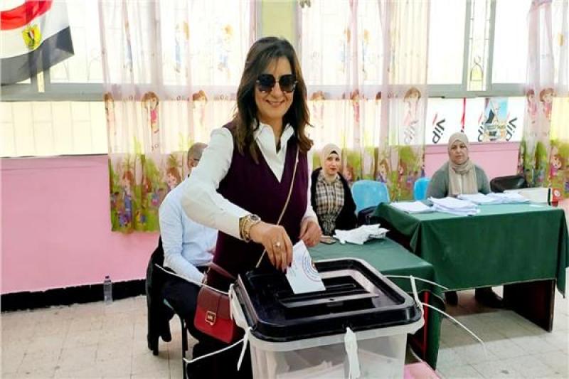 بالصور.. السفيرة نبيلة مكرم تُدلي بصوتها في الانتخابات الرئاسية