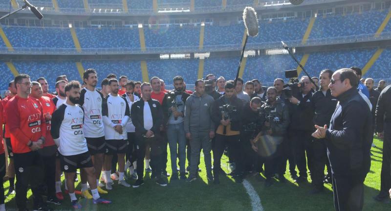 الرئيس السيسي يتفقد تدريبات المنتخب الوطني لكرة القدم بالمدينة الأوليمبية (صور)