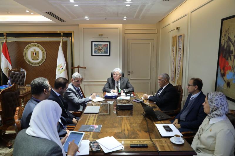 وزير التعليم العالي يلتقي بعدد من الباحثين المصريين لعرض مشروعاتهم البحثية