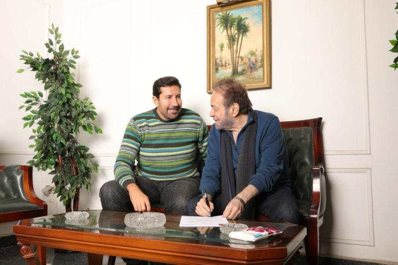 بعيدًا عن الكوميديا.. هانى رمزى يتعاقد رسميا مع المنتج محمد فوزي على ”بدون مقابل”
