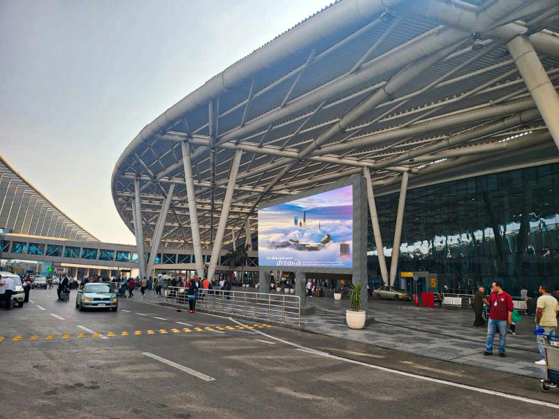 مطار القاهرة الدولي يشهد التشغيل التجريبي لأول شاشة إعلانات ثلاثية الأبعاد في مصر