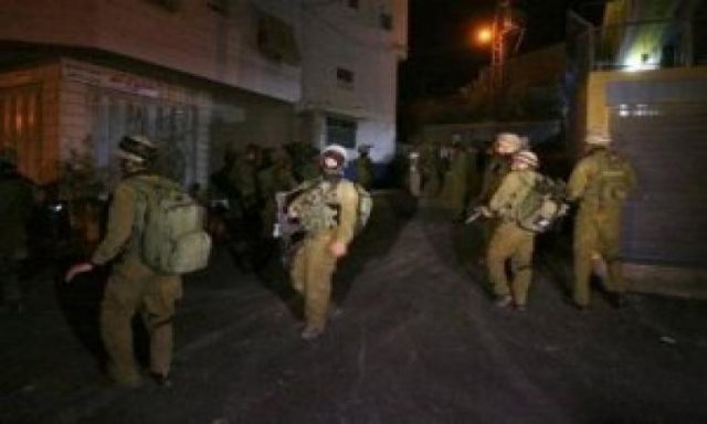 إسرائيل تعتقل 15 فلسطينيا خلال حملة مداهمات موسعة في الضفة الغربية