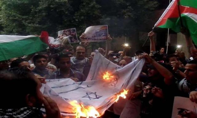 حرق علم ”إسرائيل” أمام السفارة الفلسطينية بالدقي