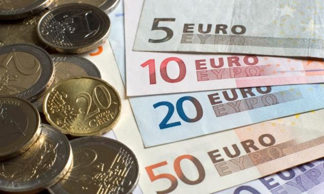 اليورو يهبط لأدنى مستوى في شهرين أمام الدولار