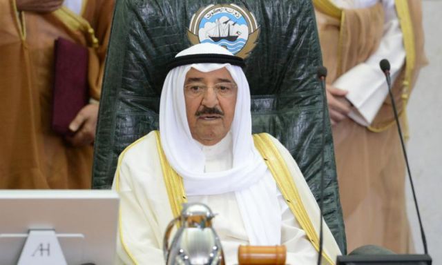 أمير الكويت يؤكد انخفاض إيرادات الدولة 60% بسبب هبوط أسعار النفط