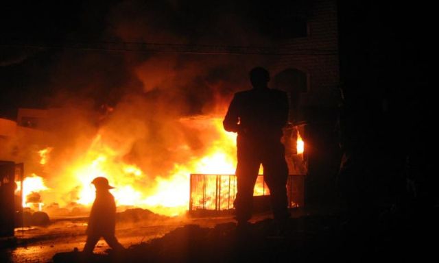 نشوب حريق بجوار سور الأزبكية والحماية المدنية تسعى لإخماده بـ 5 سيارات إطفاء