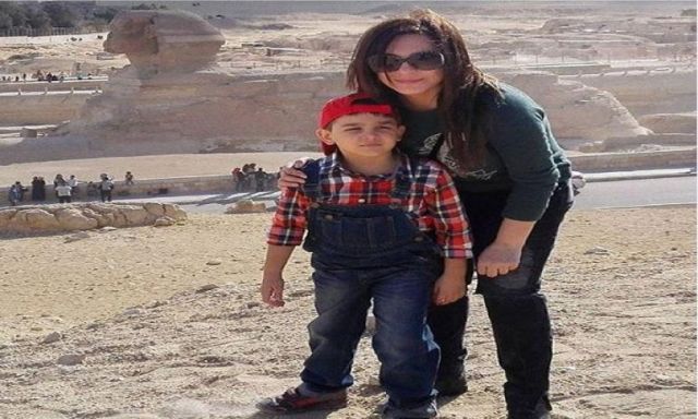 سلاف فواخرجي تستمتع برحلة في الأهرامات مع ابنها