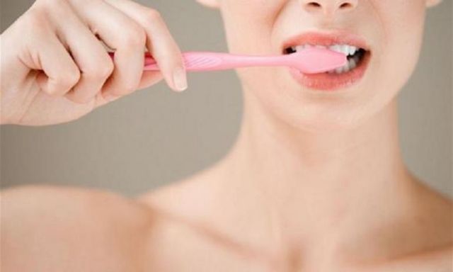 دراسة: سر النوم الهادىء.. تنظيف الأسنان في العتمة