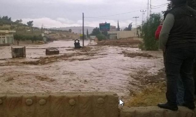 بالفيديو .. ”الأردن تغرق” انقطاع الكهرباء والمياه تدخل المنازل