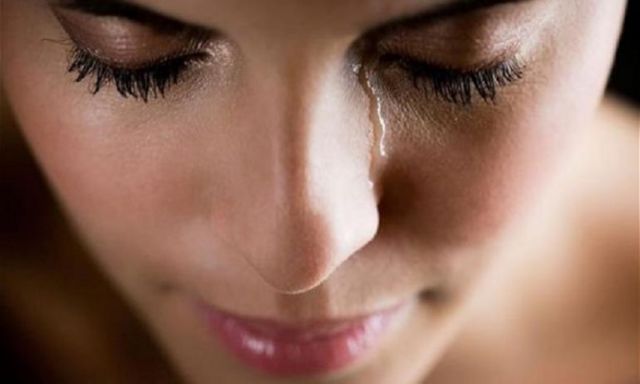 لماذا تسيل الدموع من النساء أكثر من الرجال؟