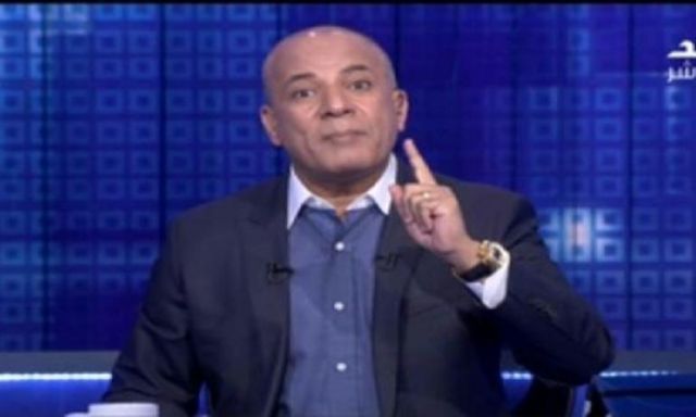 أحمد موسى يعرض صورا لطلاب يحملون ”مسدس”.. ويعلق: ياحلولو على التعليم في مصر