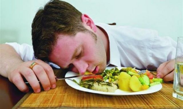 لماذا يعتبر النوم بعد الغداء عادة غير صحية؟