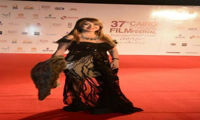فستان مادلين طبر يثير الجدل في حفل إفتتاح مهرجان القاهرة السينمائي